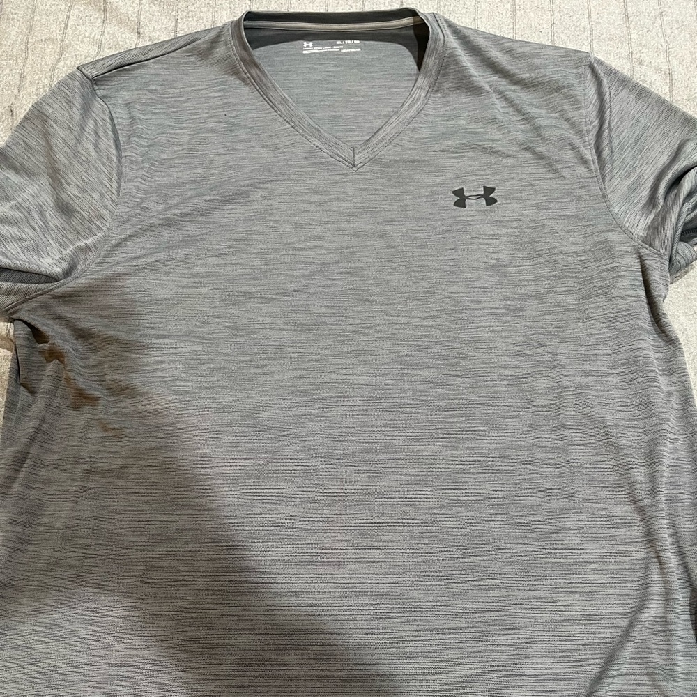 Under Armour Heat Gear V Neck Short Sleeve Shirt Size XL
